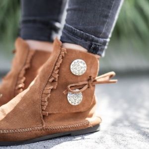 Minnetonka Boho Suede Leather Two Button Concho Fringe Boot 7.5